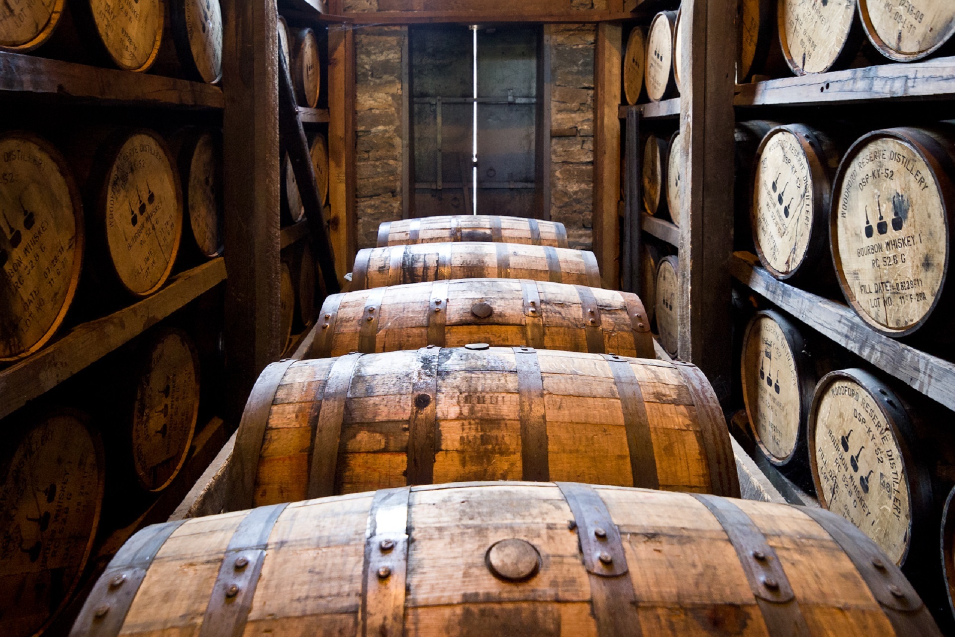 distillery-barrels-591602